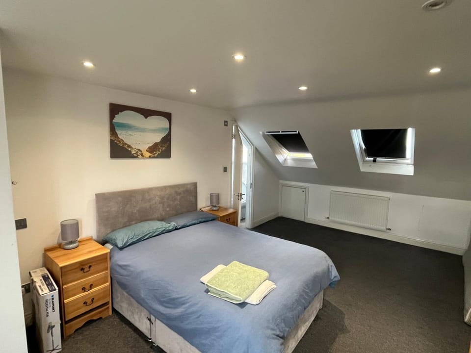 6 bedroom, North London Home - Sleeps 12 - Parking - Central location Apartment in Enfield