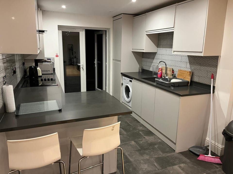 6 bedroom, North London Home - Sleeps 12 - Parking - Central location Apartment in Enfield