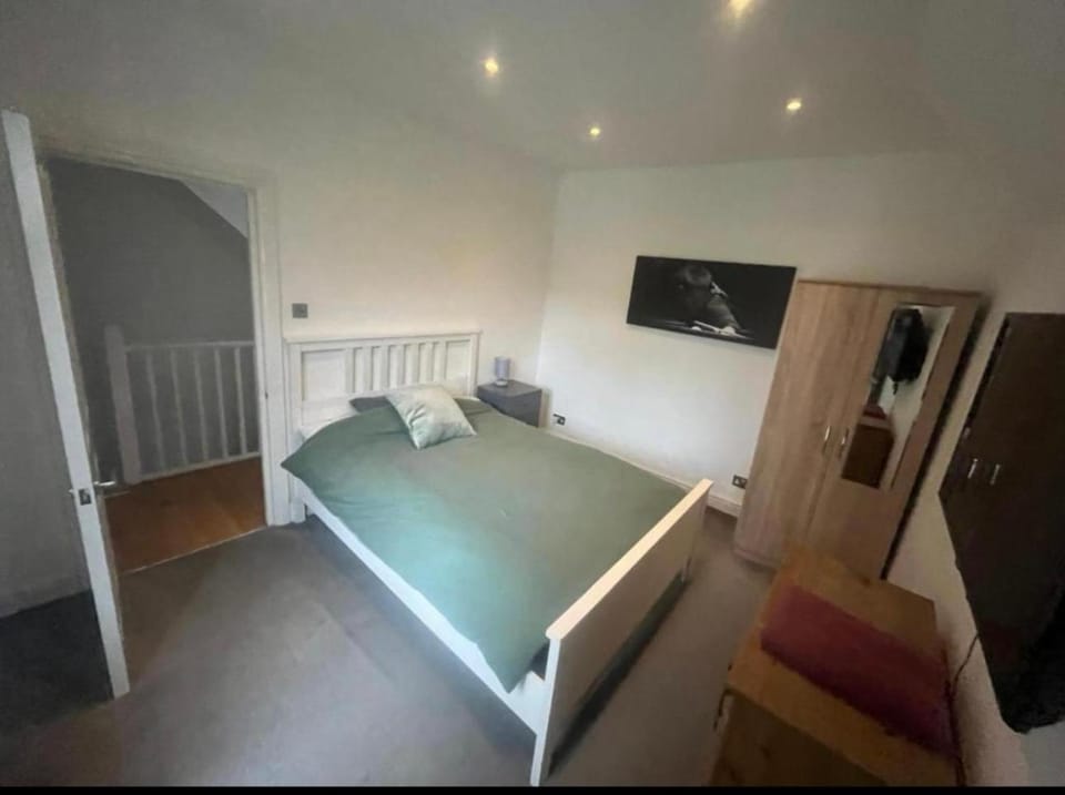 6 bedroom, North London Home - Sleeps 12 - Parking - Central location Apartment in Enfield