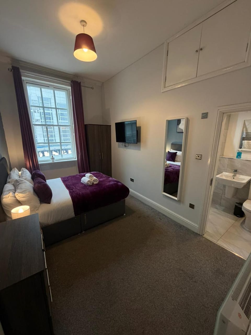 Bed, TV and multimedia, Photo of the whole room, Bedroom, towels