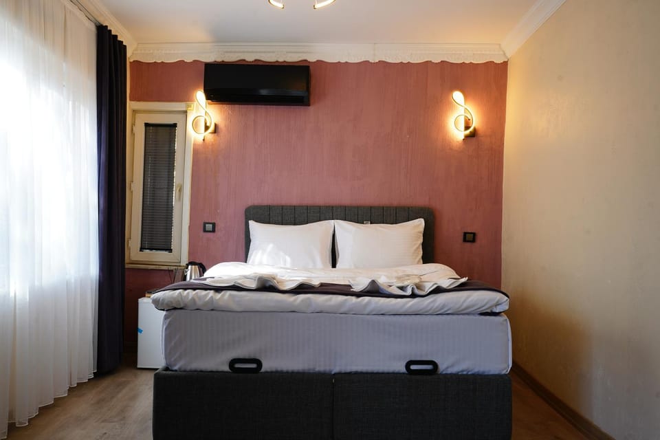 Bed, TV and multimedia, Photo of the whole room, Bedroom, towels, air conditioner