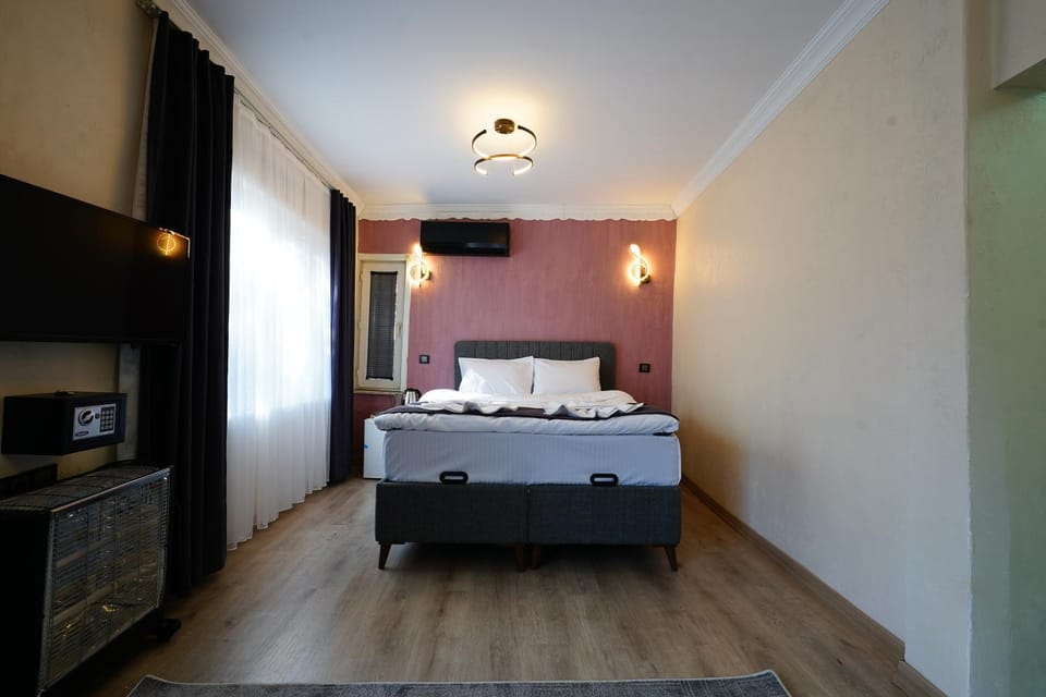 Bed, TV and multimedia, Photo of the whole room, Bedroom, towels