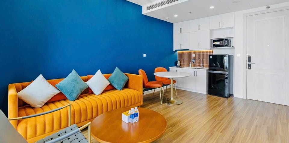 TV and multimedia, Kitchen or kitchenette, Living room, Seating area, Dining area, minibar, oven, stove