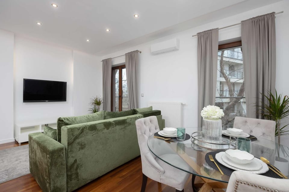 TV and multimedia, Living room, Seating area, Evening entertainment