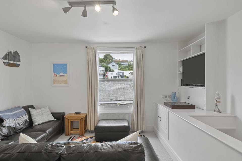 Modern Townhouse with Private Parking Dartmouth House in Dartmouth