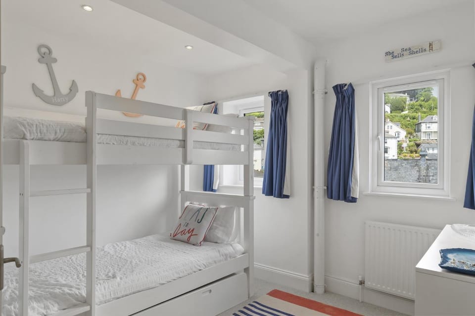 Modern Townhouse with Private Parking Dartmouth House in Dartmouth