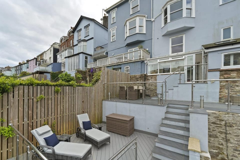 Modern Townhouse with Private Parking Dartmouth House in Dartmouth