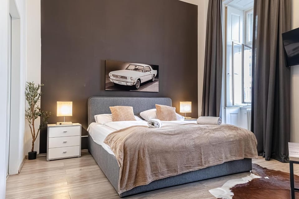 Bed, TV and multimedia, Bedroom, towels