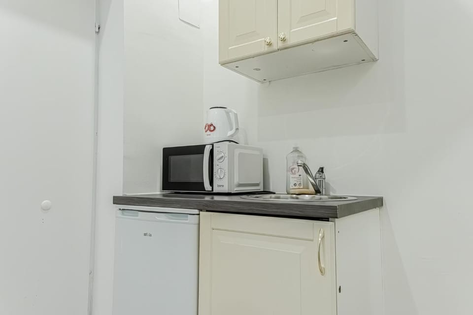 Coffee/tea facilities, Kitchen or kitchenette, stove