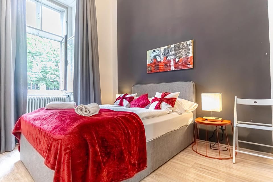 Bed, Bedroom, towels