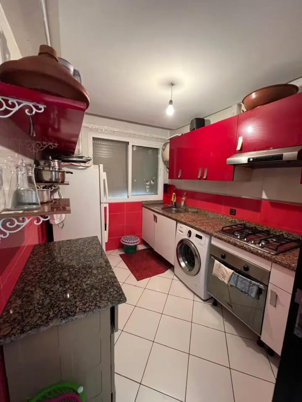 Kitchen or kitchenette, oven, washing machine