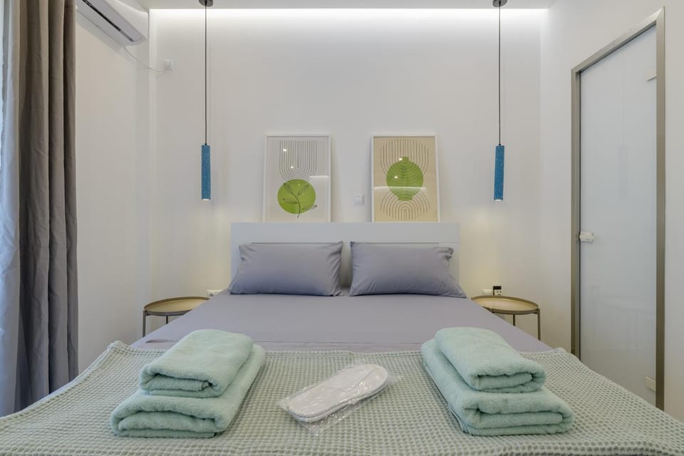 Bed, Photo of the whole room, Bedroom, towels, air conditioner