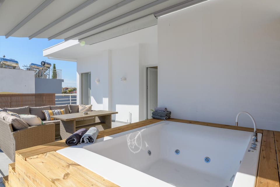 Patio, Day, Natural landscape, Hot Tub