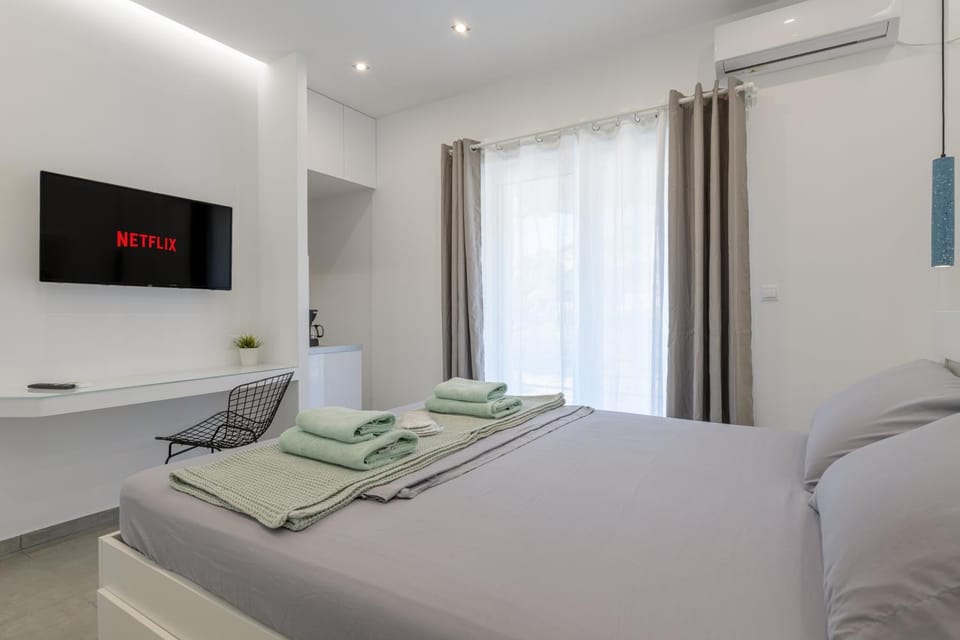 Bed, TV and multimedia, Photo of the whole room, Bedroom, towels, air conditioner