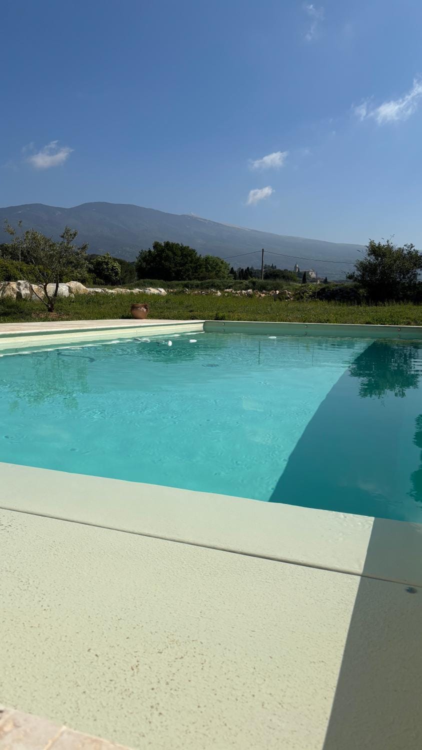 Le Mas des Grillons, mas rénové entièrement climatisé avec piscine et vue Ventoux Villa in Bédoin