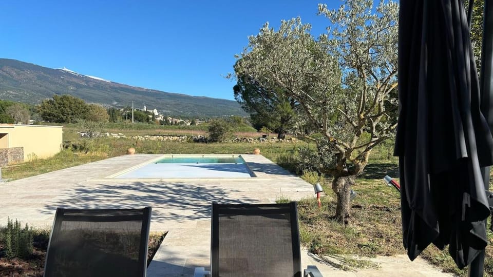 Le Mas des Grillons, mas rénové entièrement climatisé avec piscine et vue Ventoux Villa in Bédoin
