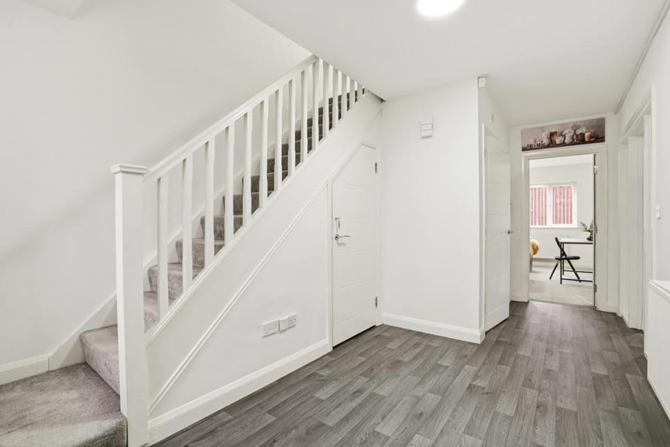 Spacious Ensuite Home near M6 with Driveway Parking House in Walsall