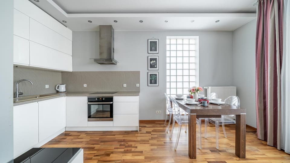 Kitchen or kitchenette, Dining area