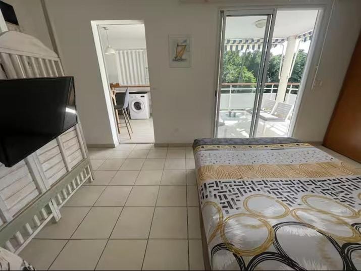 Bed, TV and multimedia, Photo of the whole room, Bedroom
