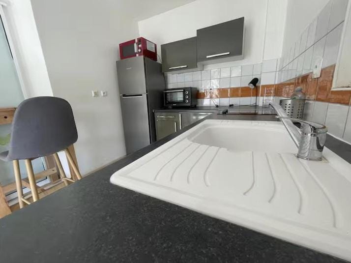 Kitchen or kitchenette, oven
