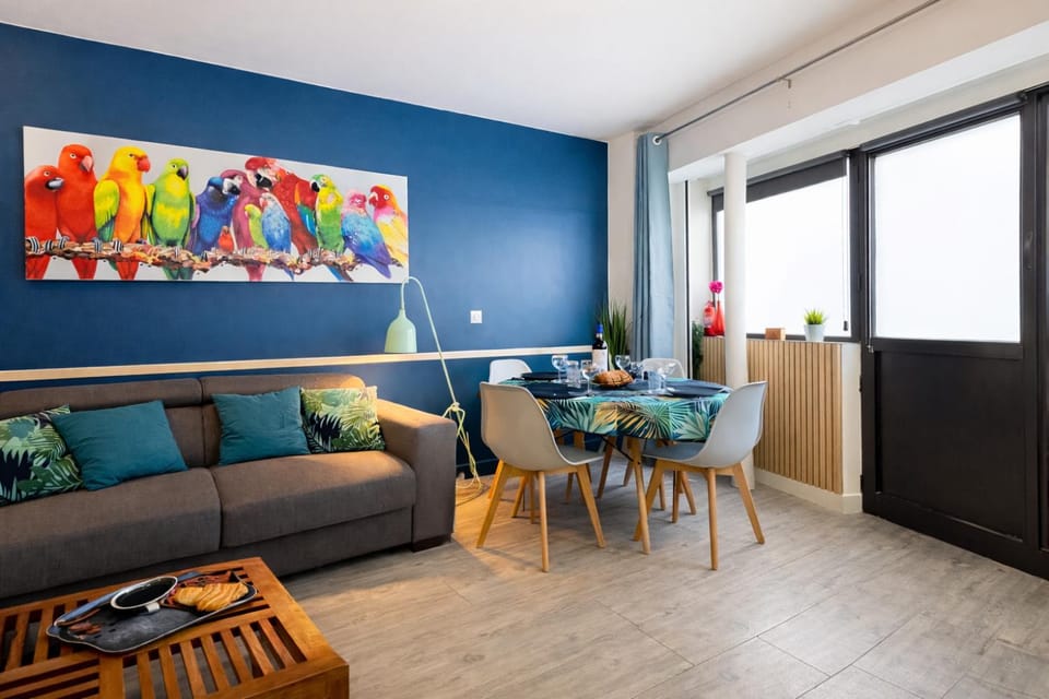 Living room, Decorative detail, Dining area