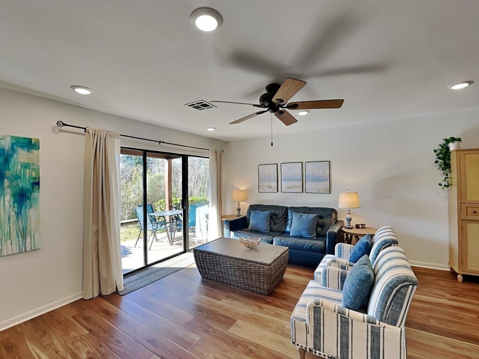 Patio, Balcony/Terrace, Living room, Seating area, Lake view