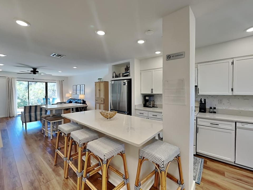 Coffee/tea facilities, Kitchen or kitchenette, Living room, Seating area, Dining area, furniture, microwave