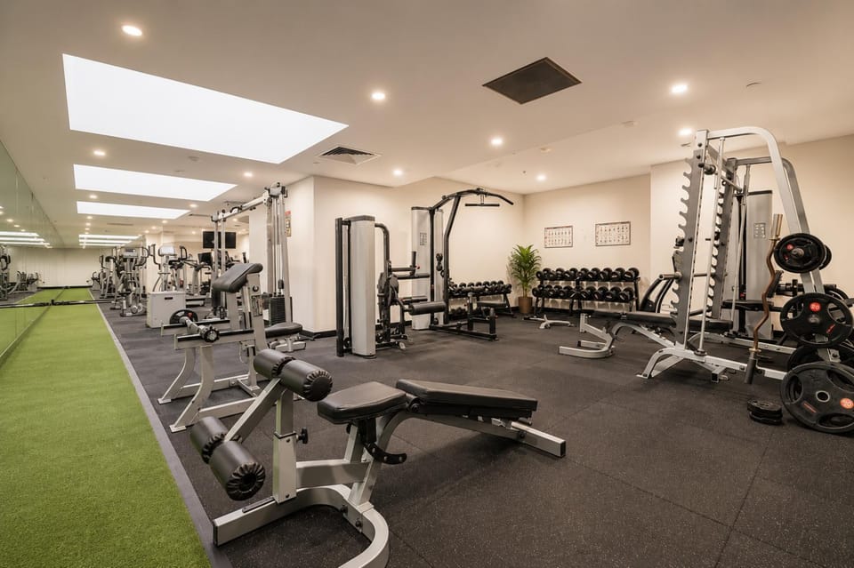 2BR CBD Zen Retreat - Pool, Gym & Free Parking Apartment in Melbourne