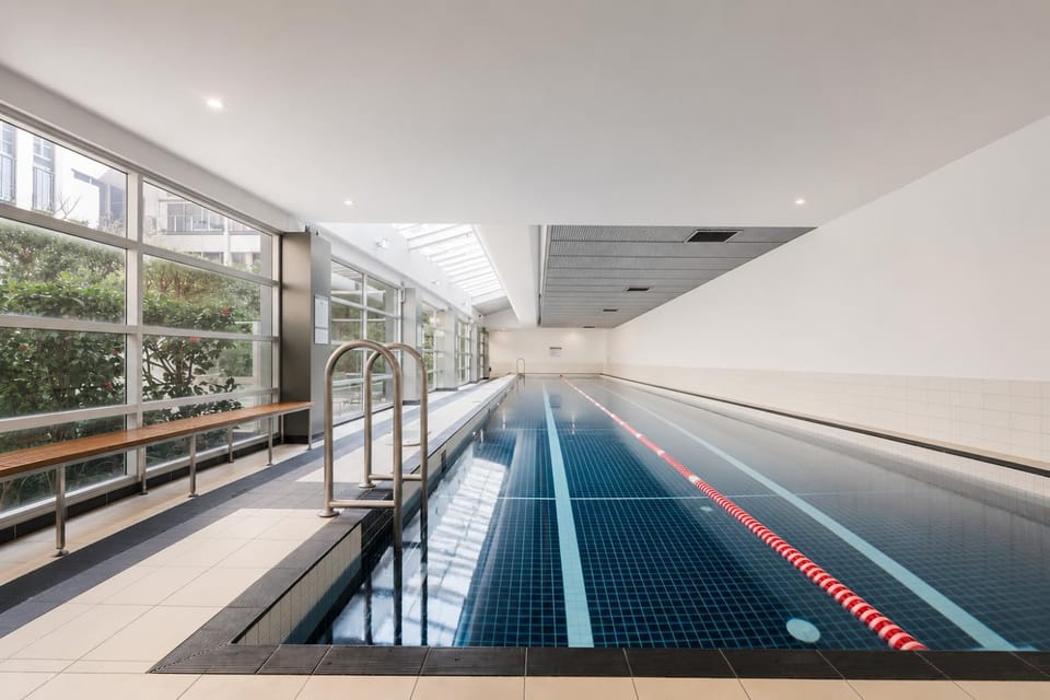 2BR CBD Zen Retreat - Pool, Gym & Free Parking Apartment in Melbourne