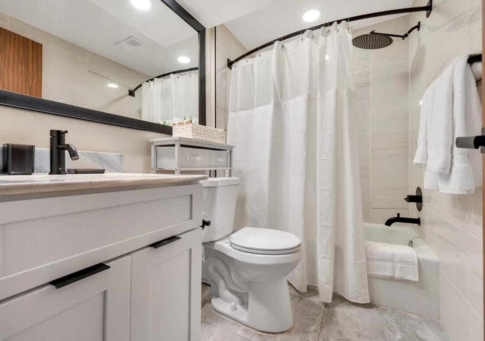 Shower, Toilet, Bathroom, Bath, towels