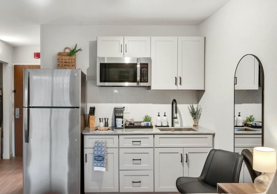 Kitchen or kitchenette, oven, stove