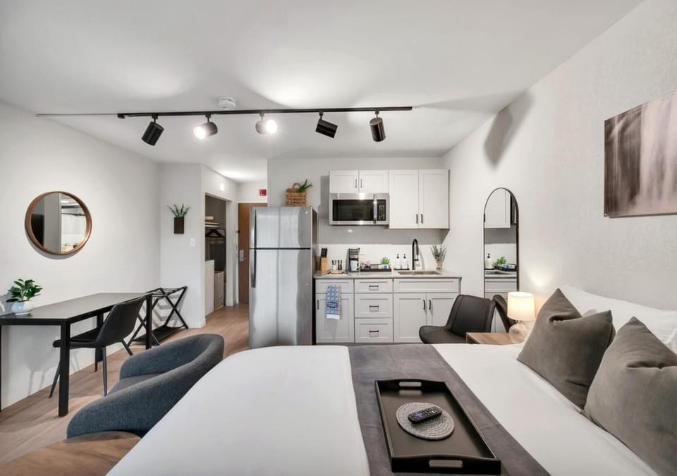 Bed, Kitchen or kitchenette, Dining area
