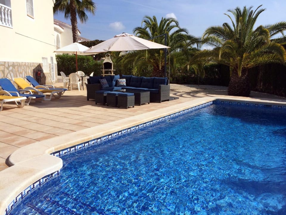 BBQ facilities, Garden, Pool view, Swimming pool, sunbed