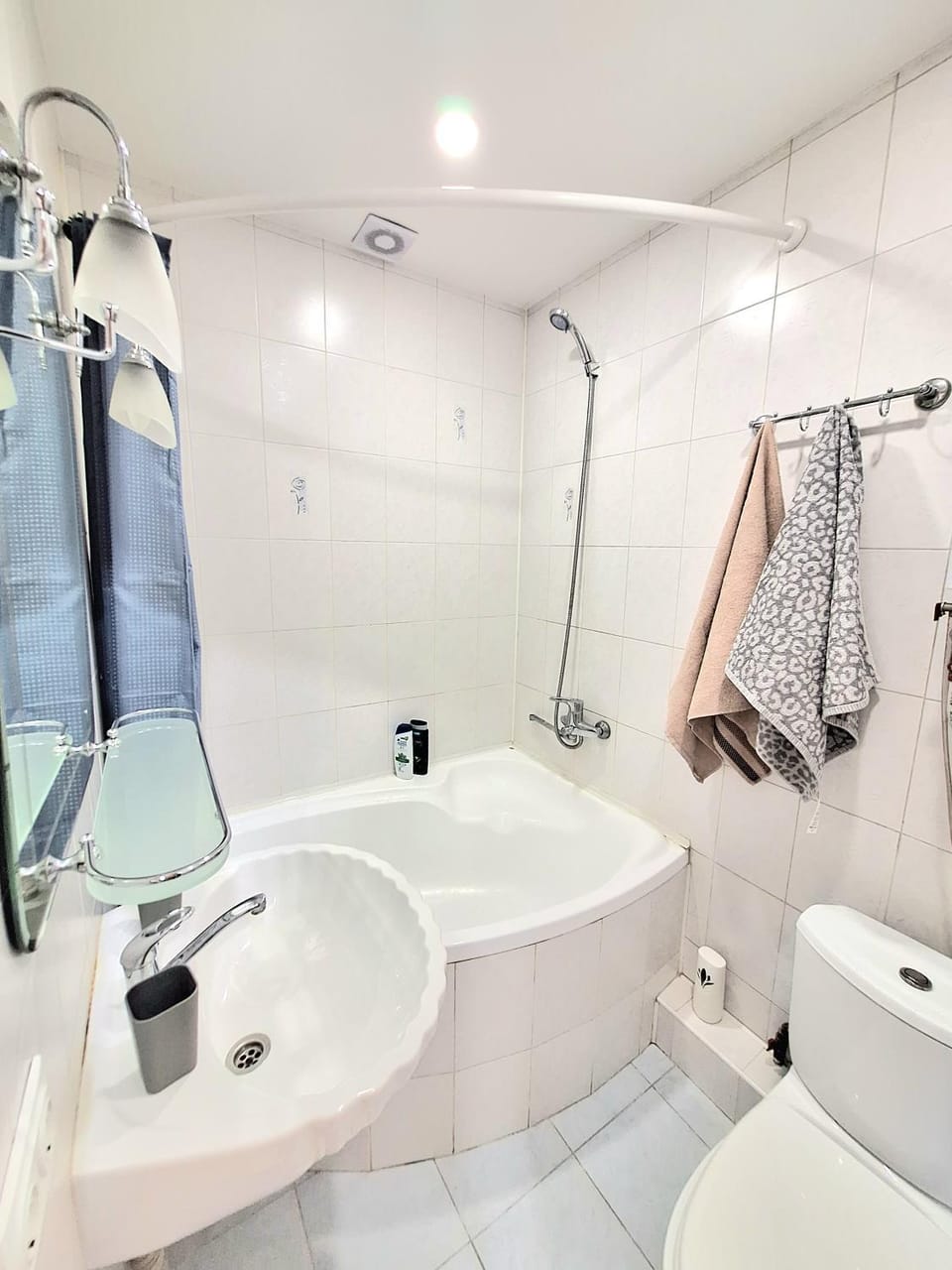 Shower, Toilet, Hot Tub, Bathroom, towels