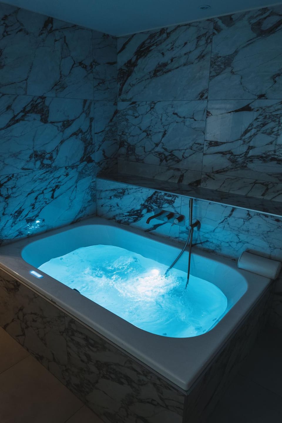 Suite Emeraude - International Palace - Jacuzzi Apartment in Auvergne-Rhône-Alpes