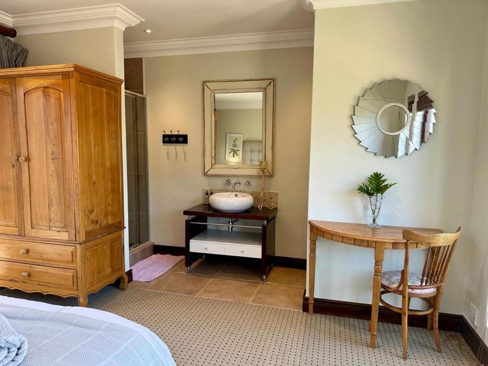 Quiet Business Stay with Stunning Pool Apartment in Cape Town