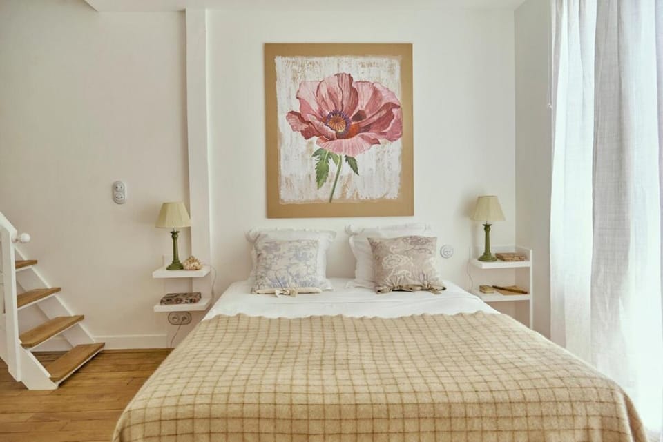Bed, Decorative detail, Bedroom