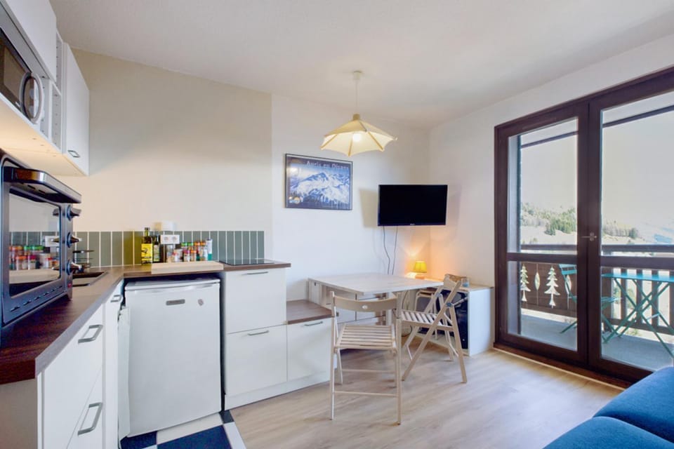 Property building, Kitchen or kitchenette, Living room