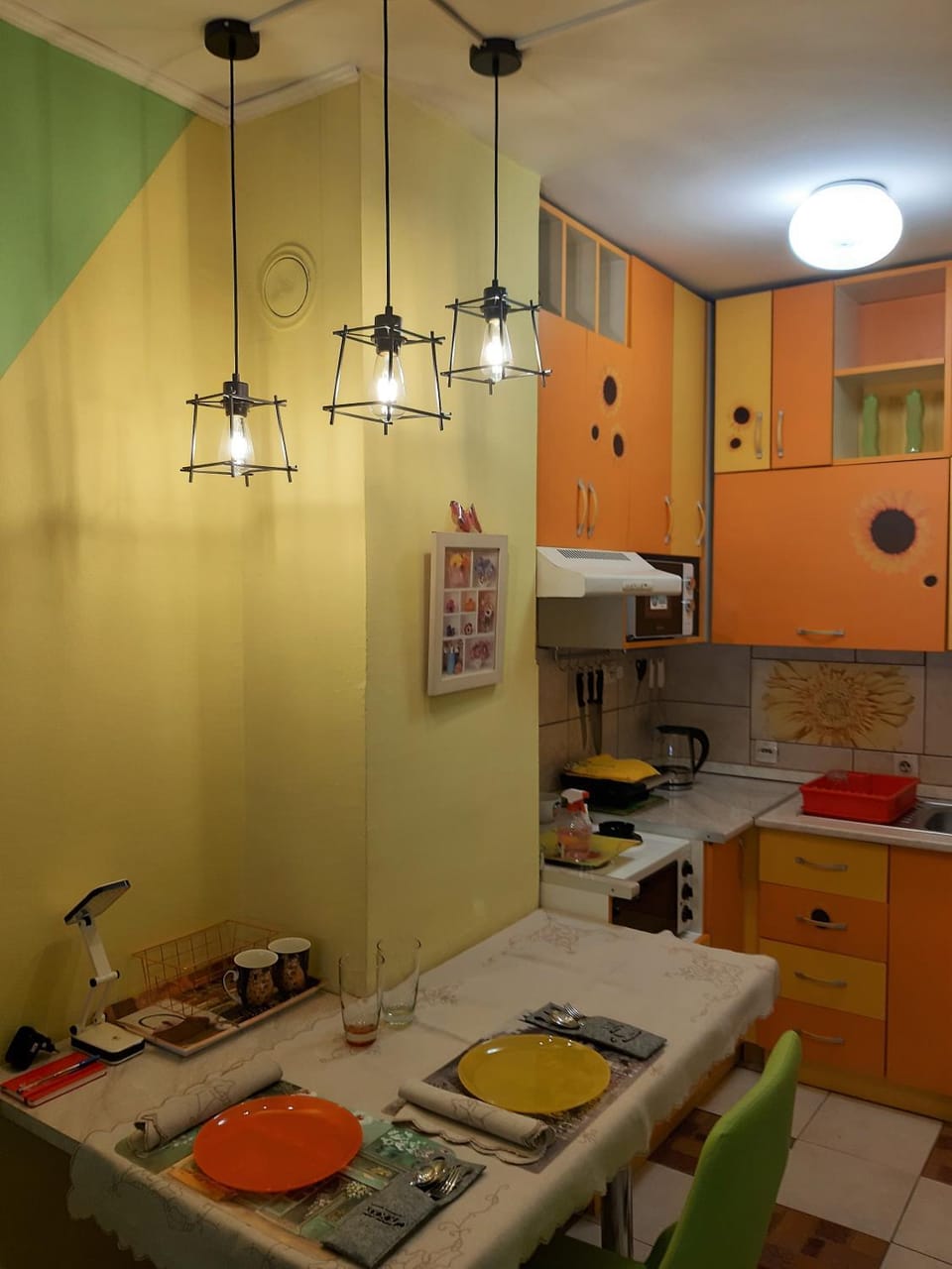 Kitchen or kitchenette, Dining area