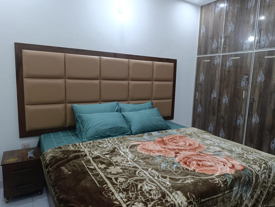 Lovely 1 Bed Luxury Apartment & Family Rooms near Emporium Apartment in Lahore