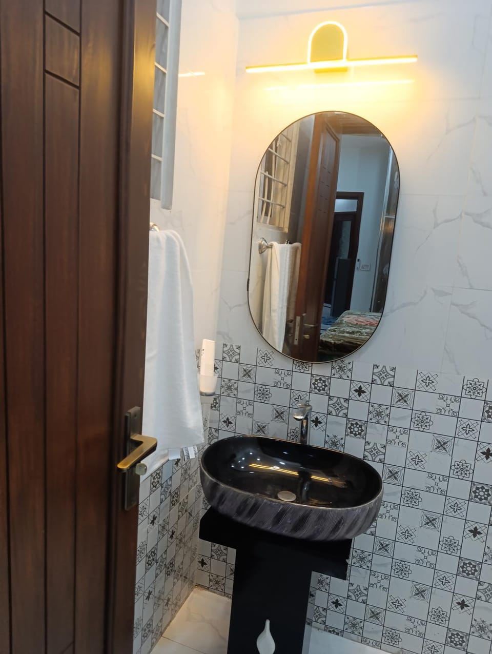 Lovely 1 Bed Luxury Apartment & Family Rooms near Emporium Apartment in Lahore