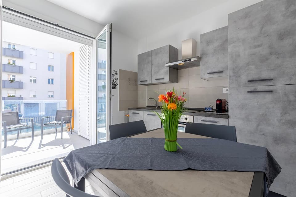 Kitchen or kitchenette, Living room