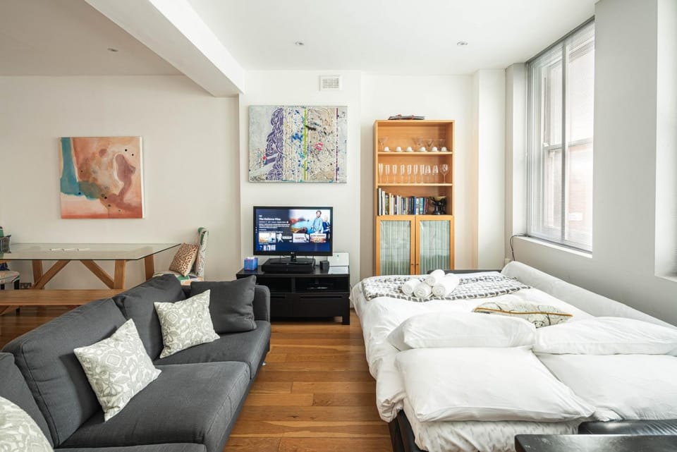 Bed, TV and multimedia, Living room, Photo of the whole room, Seating area, Bedroom, towels