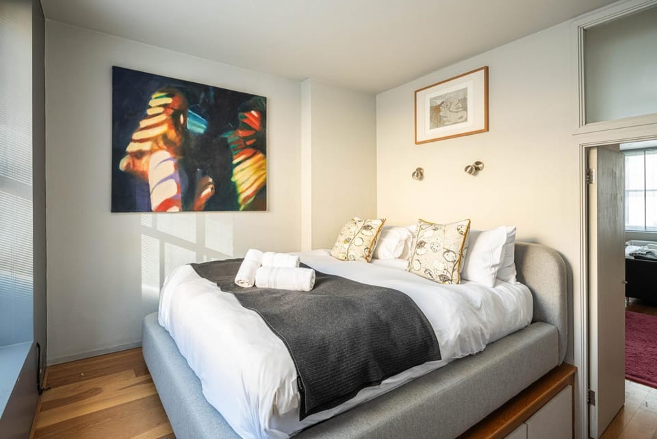 Bed, Photo of the whole room, Seating area, Bedroom