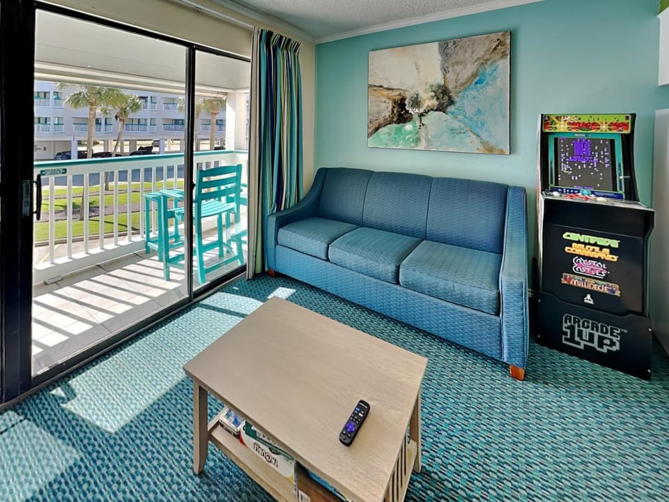 Day, Game Room, TV and multimedia, Balcony/Terrace, Living room, Seating area, Pool view, furniture