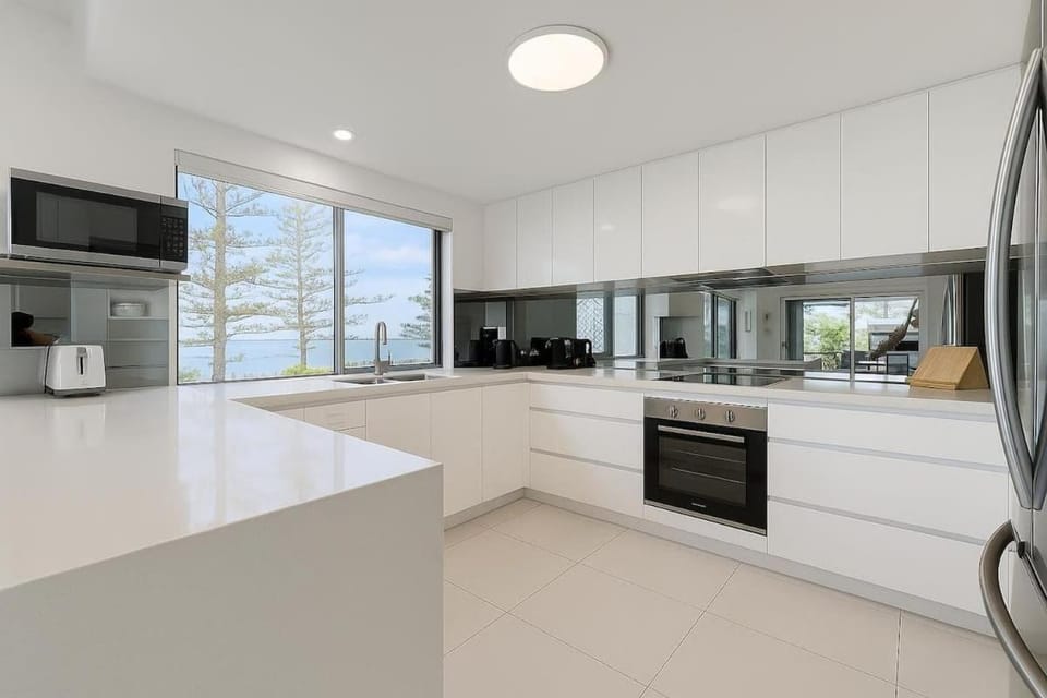 Coffee/tea facilities, Kitchen or kitchenette, dishwasher, oven, stove, toaster