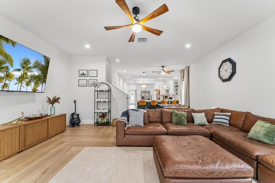 Peacock Palace Brand New Heated and Chilled Pool Golf Gym House in Jensen Beach