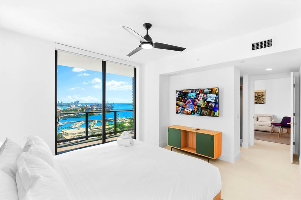 Bed, TV and multimedia, Bedroom