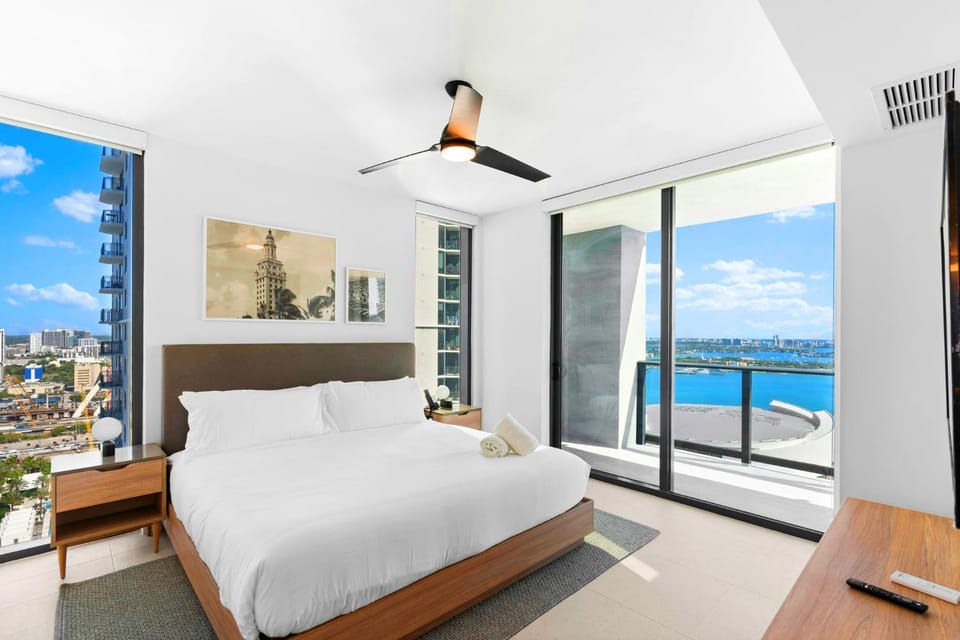 Bed, TV and multimedia, View (from property/room), Bedroom