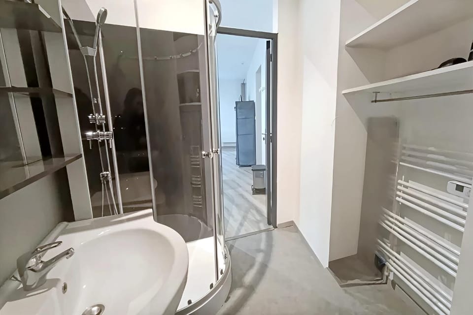 Apt 2, 1er étage, large studio tout confort et climatisé avec une terrasse commune dans un immeuble historique au cachet unique Apartment in Alt Empordà